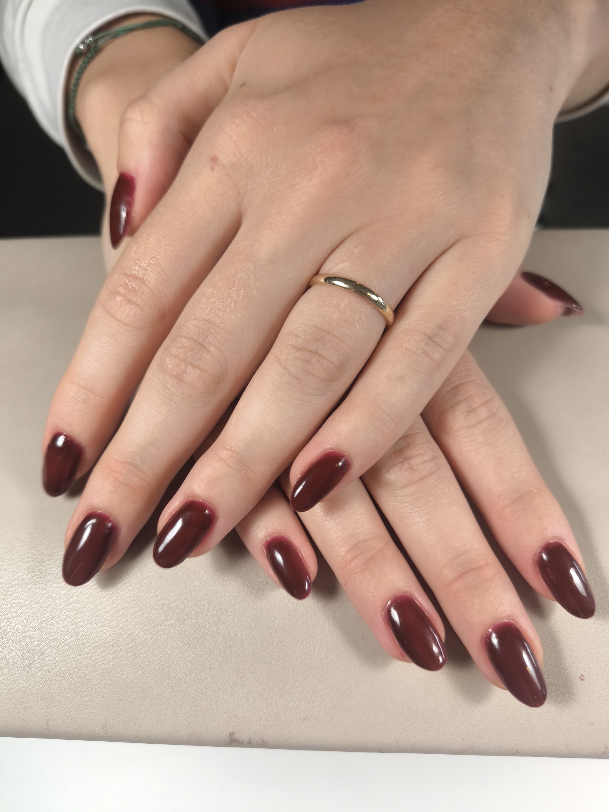 Bordeaux nagels in amandelvorm