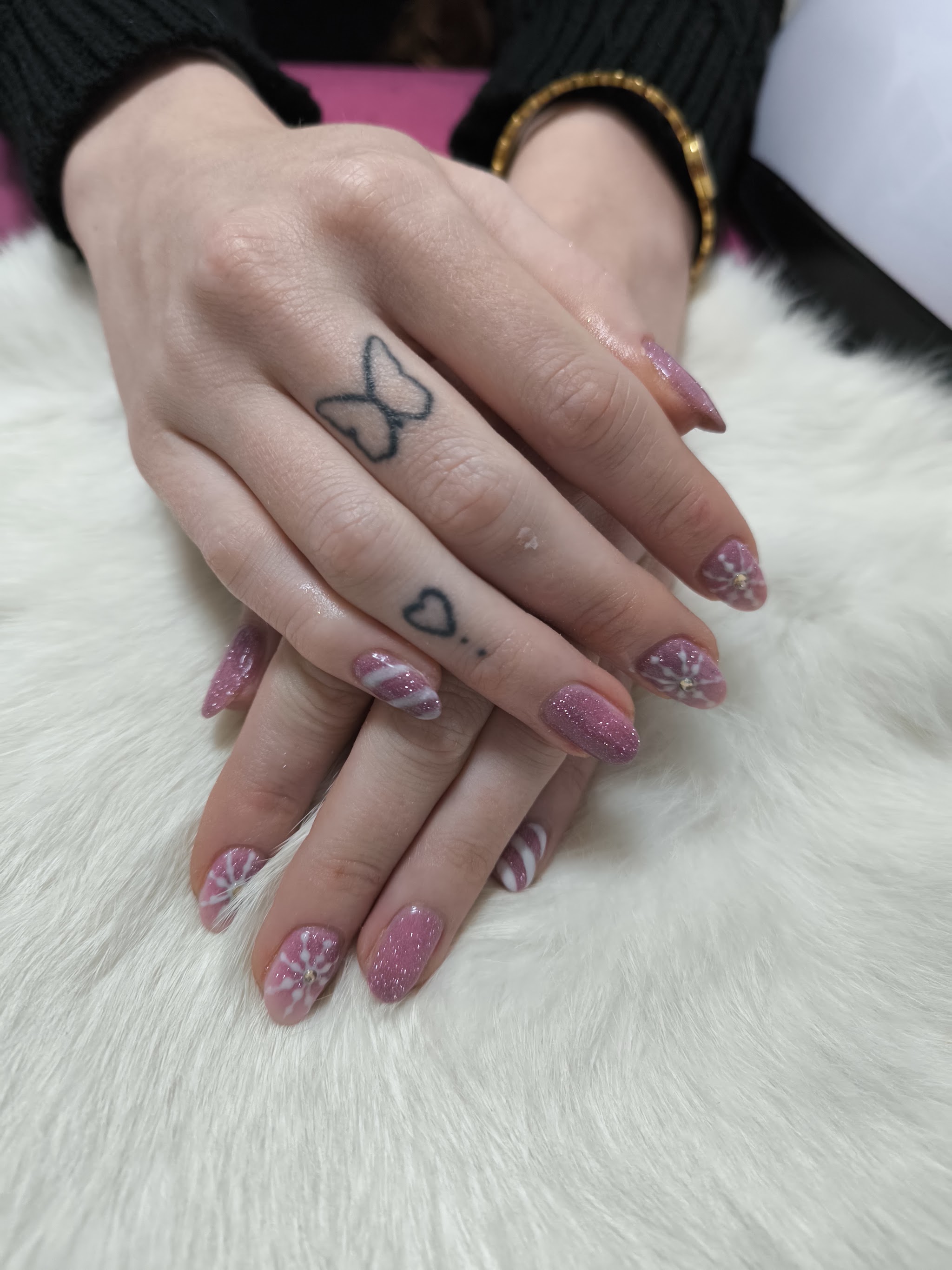 Roze nagels met webdetails op wit bont