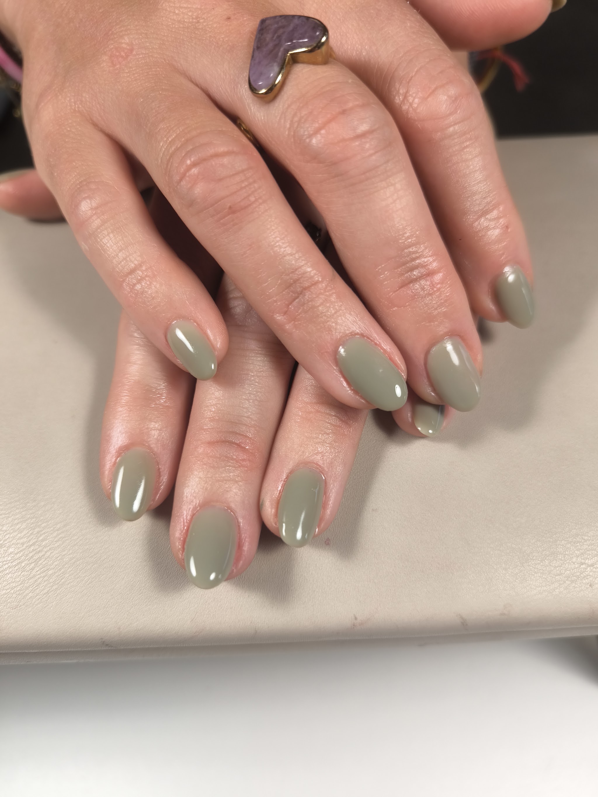 Saliegroene nagels in amandelvorm