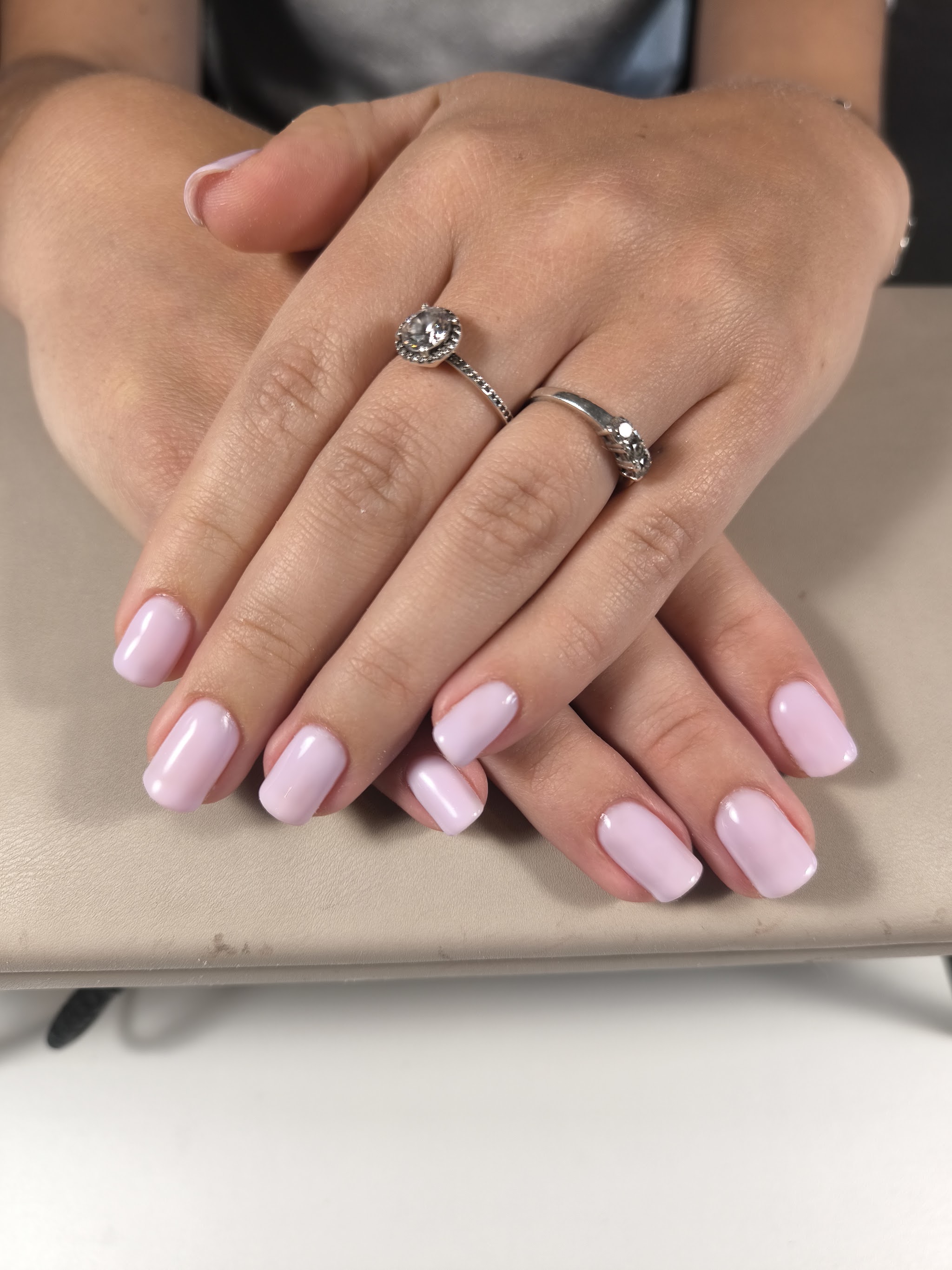 Korte nagels in zacht roze